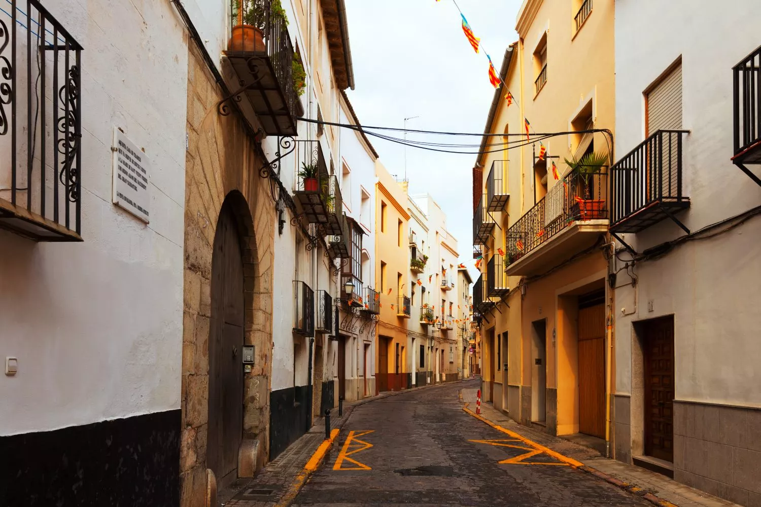 Calle de un municipio que no figura entre los más ricos de España / FREEPIK -  bearfotos