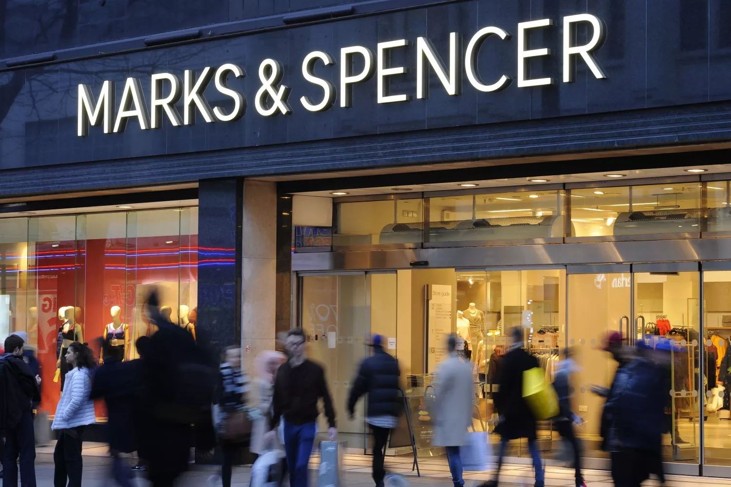 Una tienda de Marks & Spencer en Londres / Charlotte Ball - EP