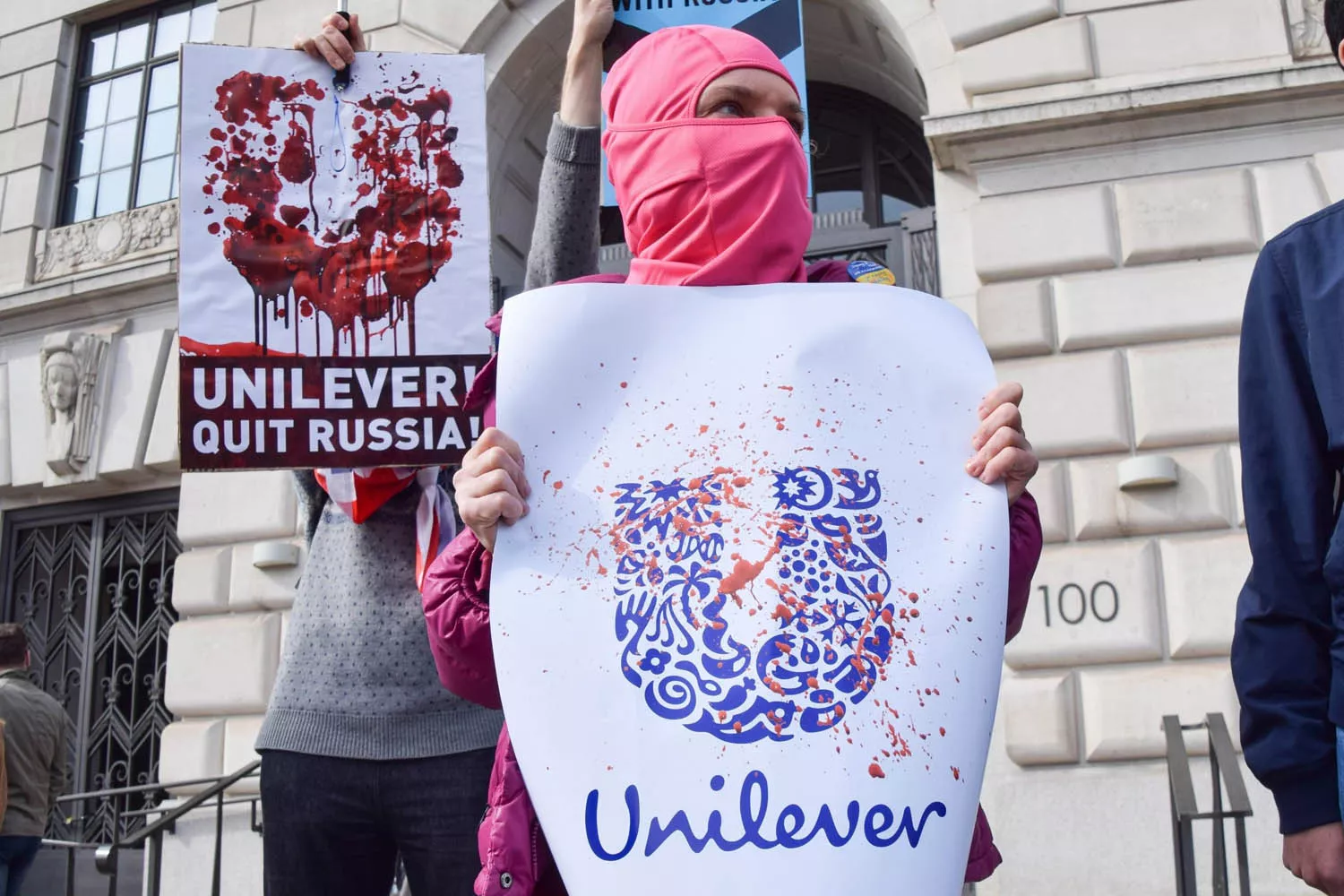 Protestas frente a la sede de Unilever en Londres en 2023 por seguir haciendo negocio en Rusia / TWITTER