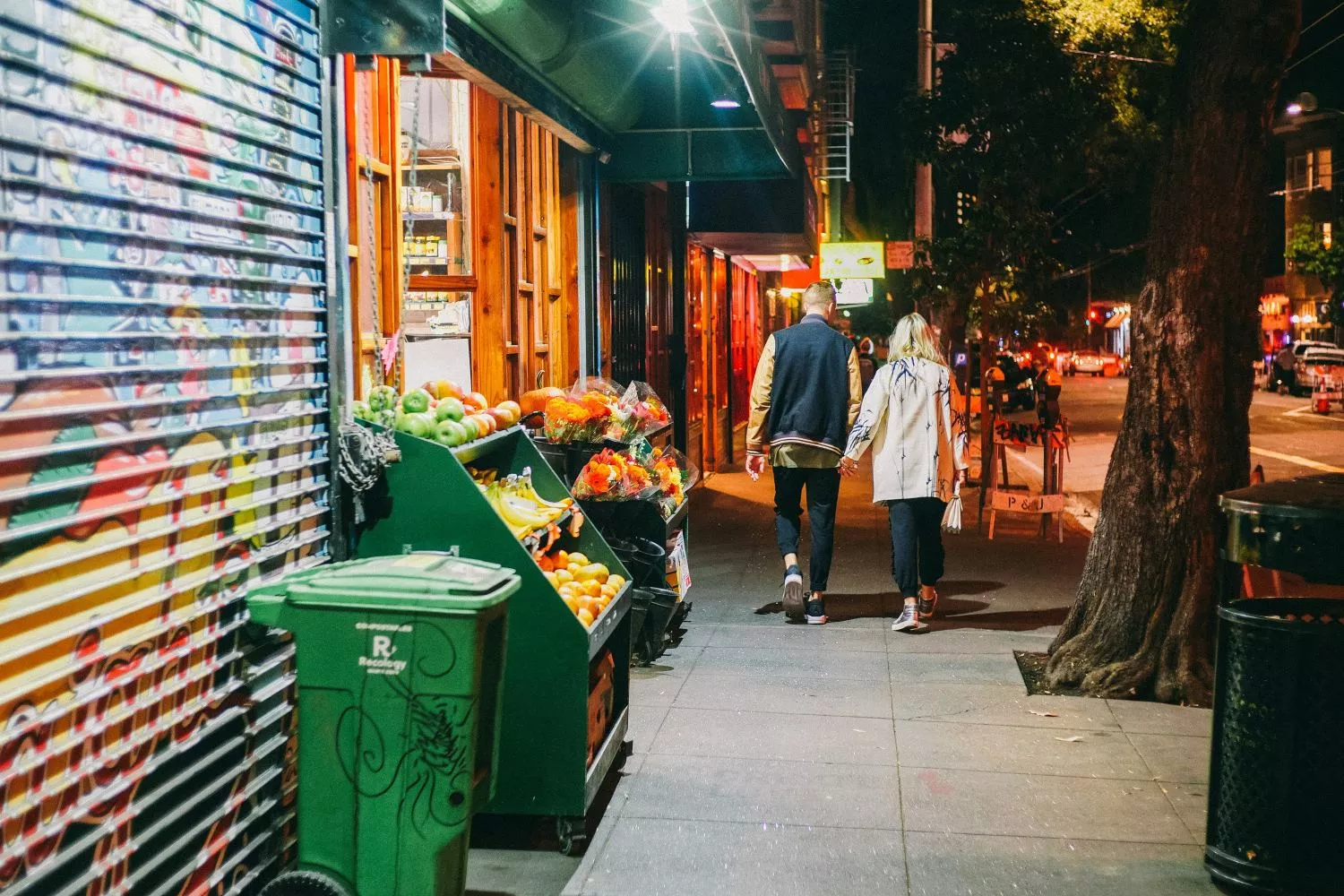 Dos personas pasan junto a los contenedores de la basura / UNSPLASH