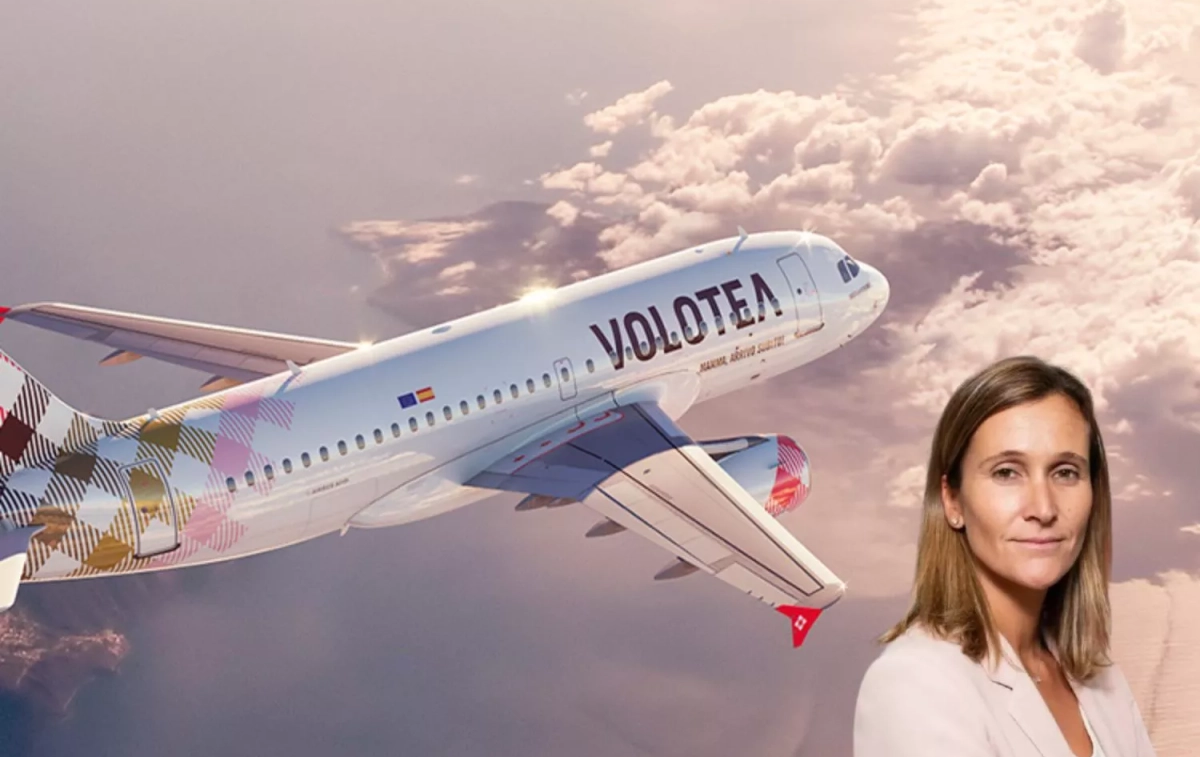 Un avión de Volotea y la directora de comunicación de la compañía, Sandra Rikić / FOTOMONTAJE CG