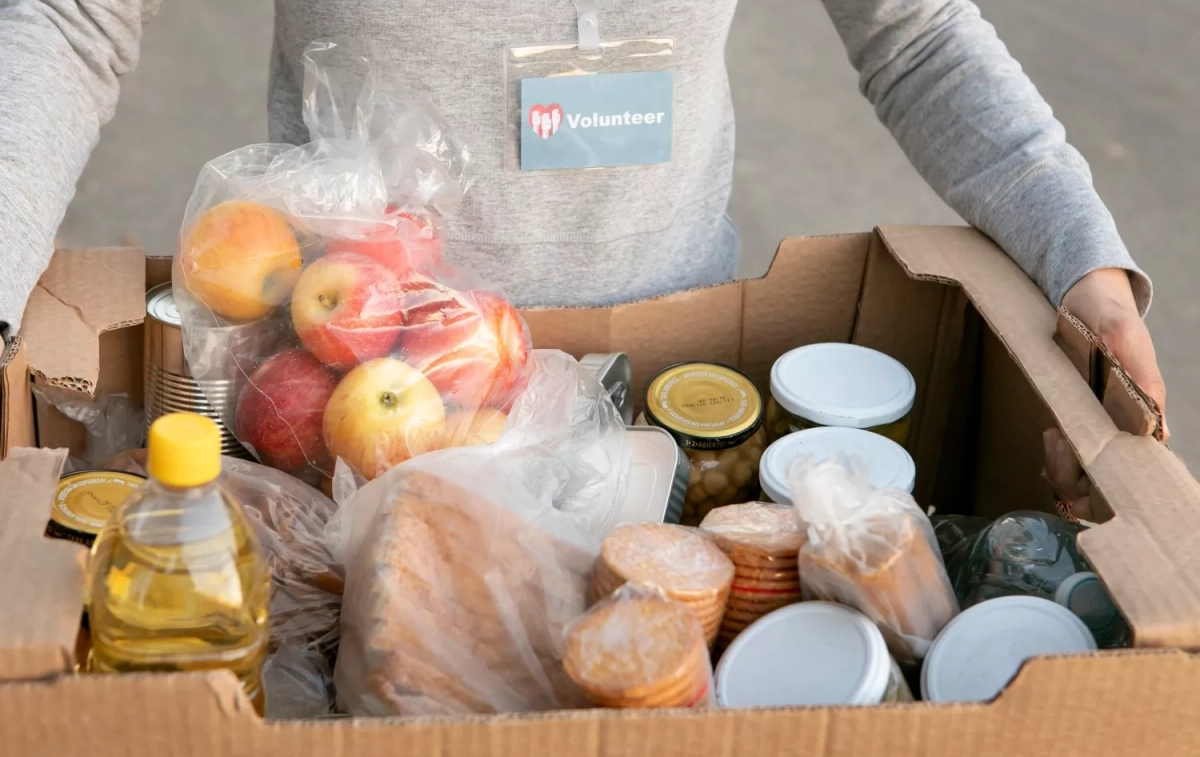 Una caja llena de comida / FREEPIK 