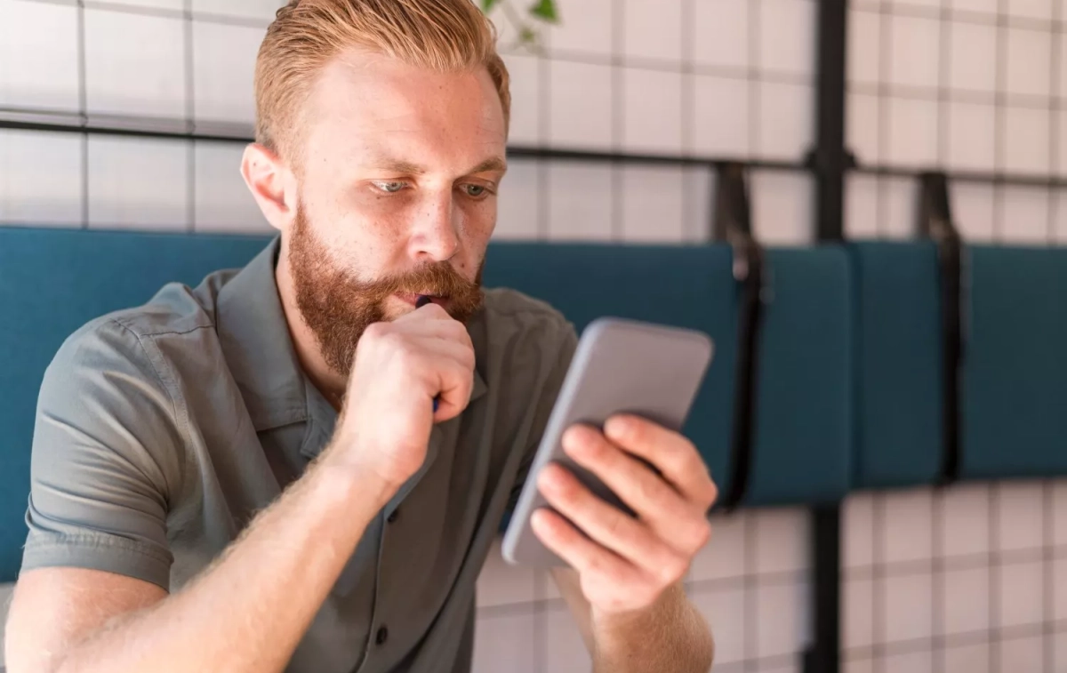 Una persona observa su teléfono / FREEPIK