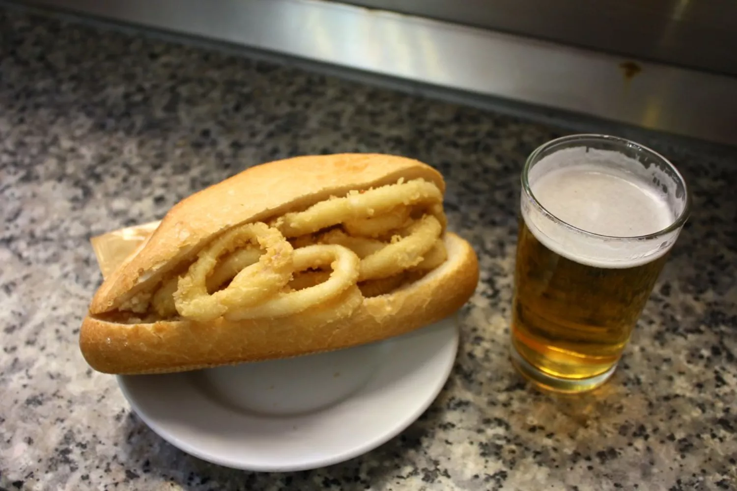 Un bocadillo de calamares en Madrid / FLICKR