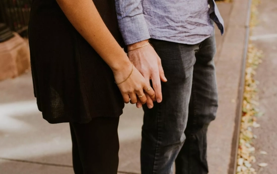 Una pareja de la mano / UNSPLASH