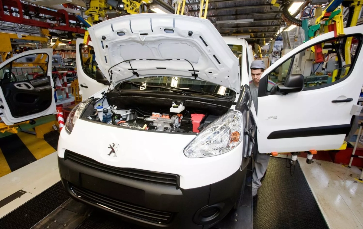 Fabricación de un automóvil de la marca / EUROPA PRESS - PSA PEUGEOT CITROËN