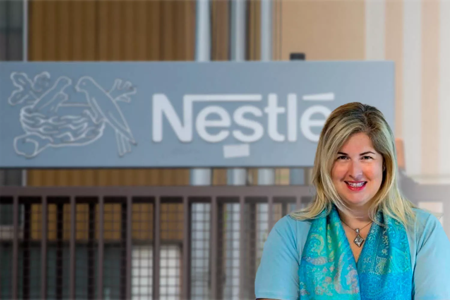 Elisa Riboldi, directora de marketing de Nestlé, junto al logo de la multinacional / MONTAJE CONSUMIDOR GLOBAL