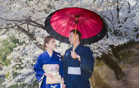 En Japón, compartir un paraguas con alguien especial, es un acto de romanticismo/ PEXELS