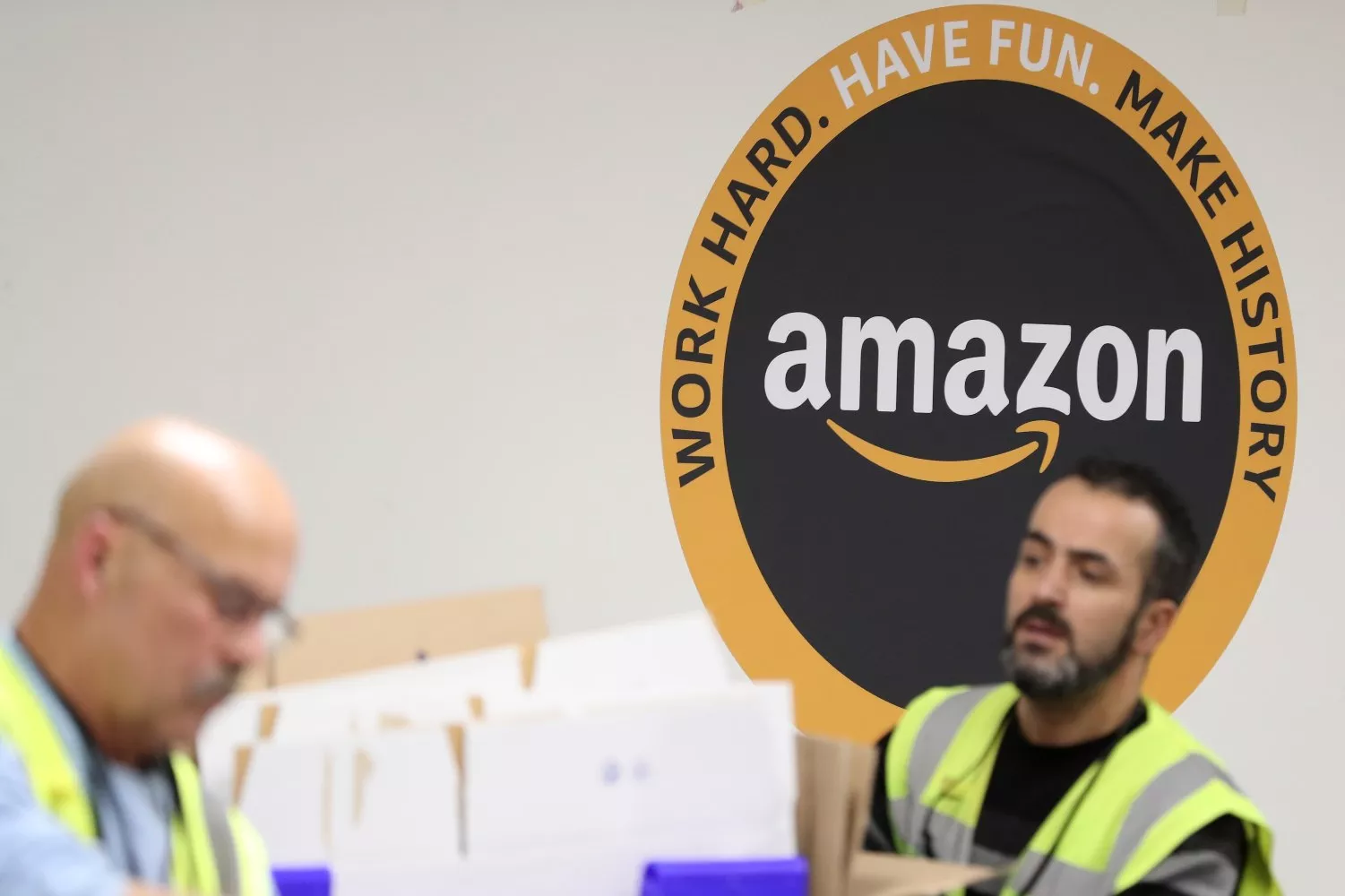 Empleados en un centro logístico de Amazon / EFE