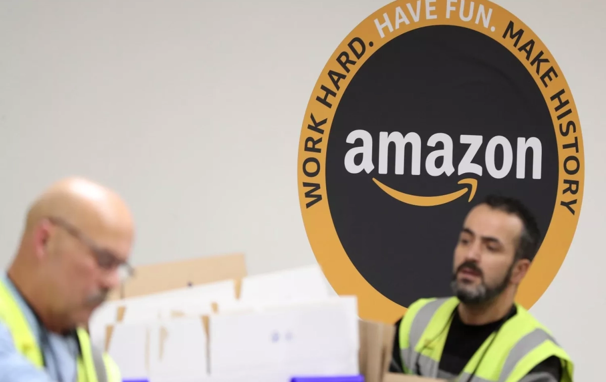 Empleados en un centro logístico de Amazon / EFE