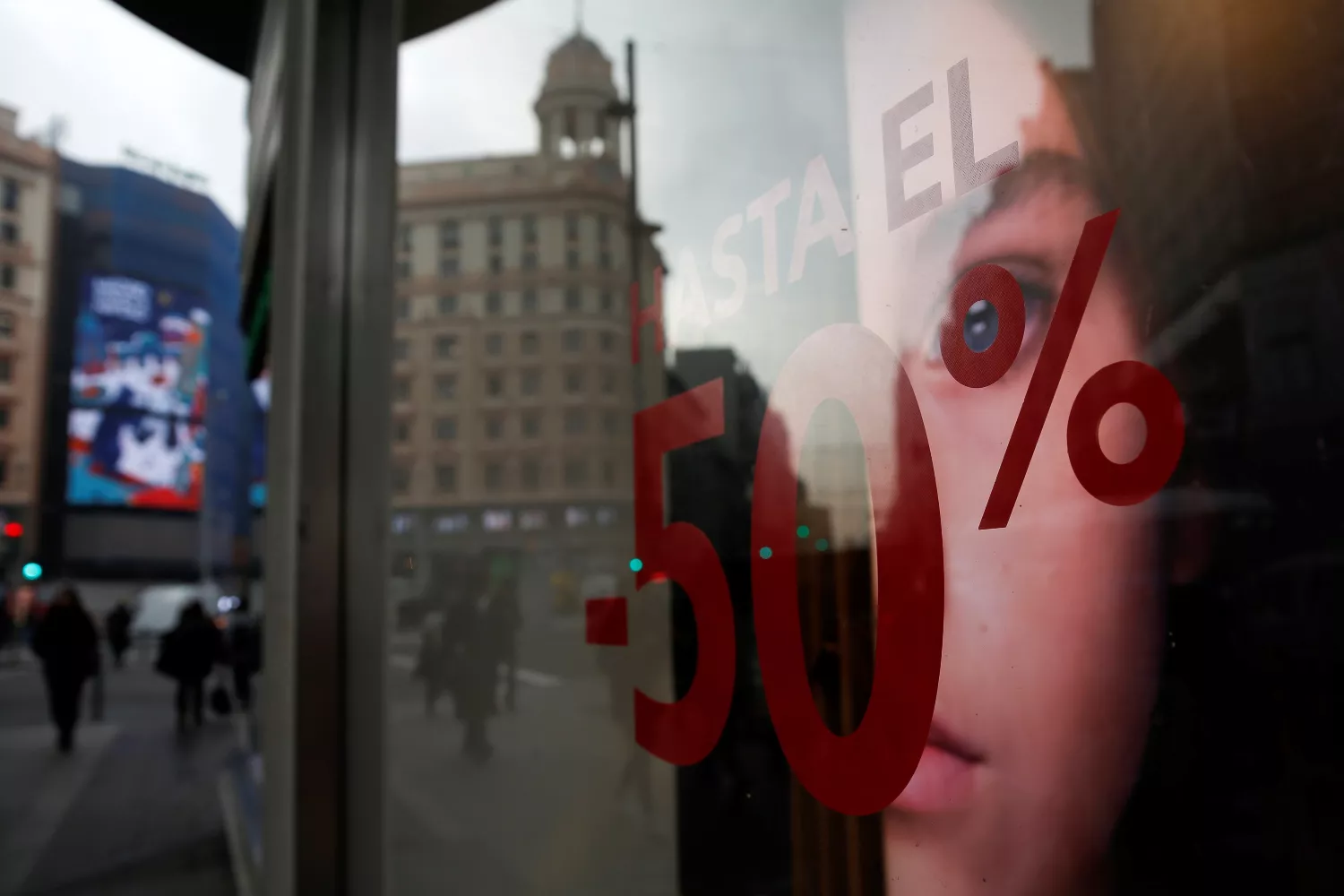 Vista del escaparate de una tienda que anuncia rebajas por el Black Friday / Sebastián Mariscal - EP