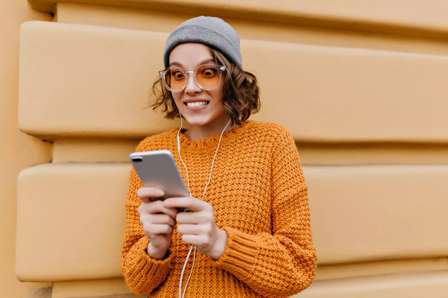 Una mujer cree haber encontrado una oferta en la que se ofrece una suscripción barata a plataformas de streaming / FREEPIK -  lookstudio