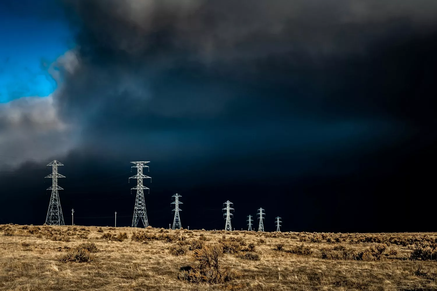 Postes eléctricos de luz / PEXELS