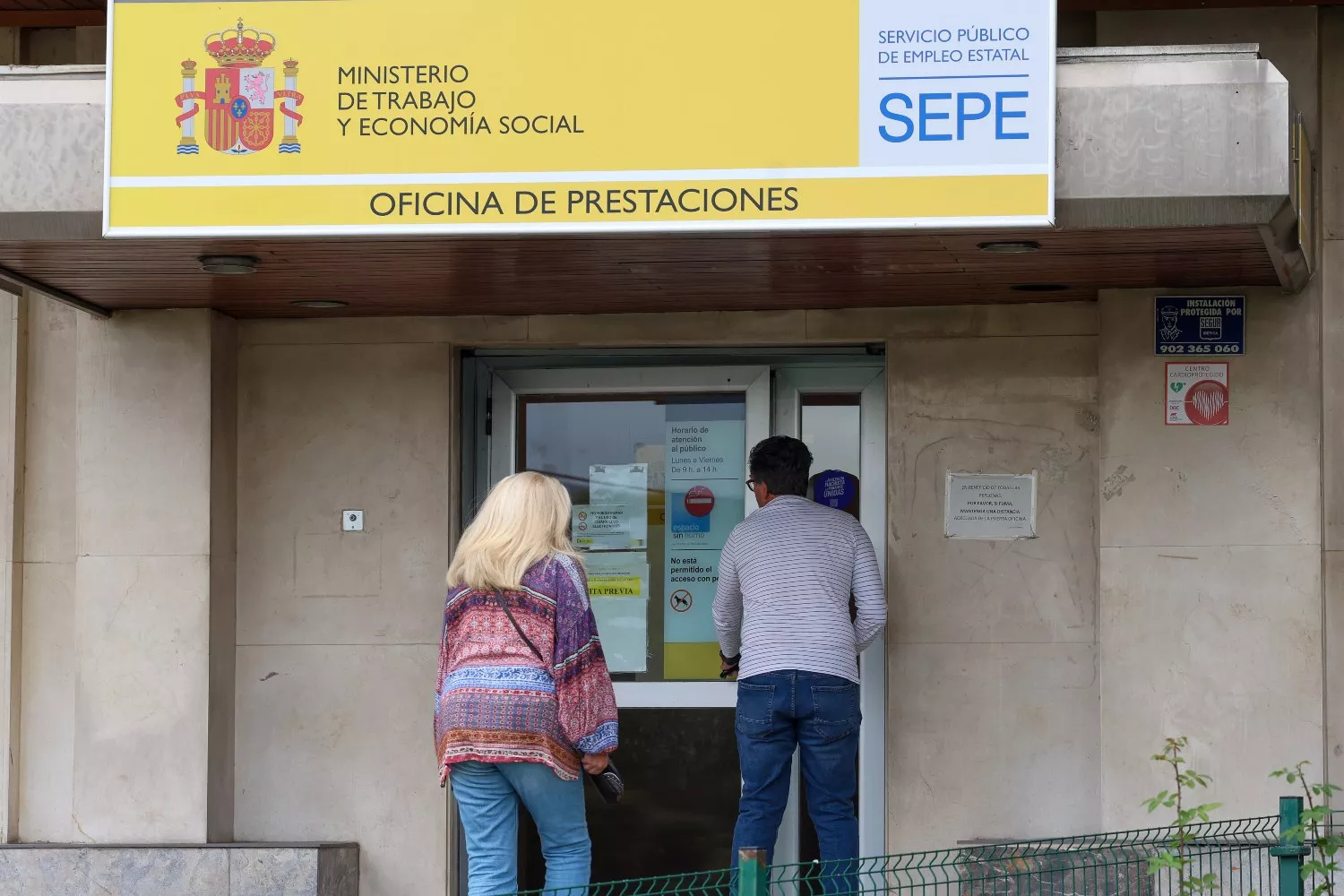 Varias personas entran a una oficina del SEPE para pedir el subsidio para mayores de 52 años / Marta Fernández - EP