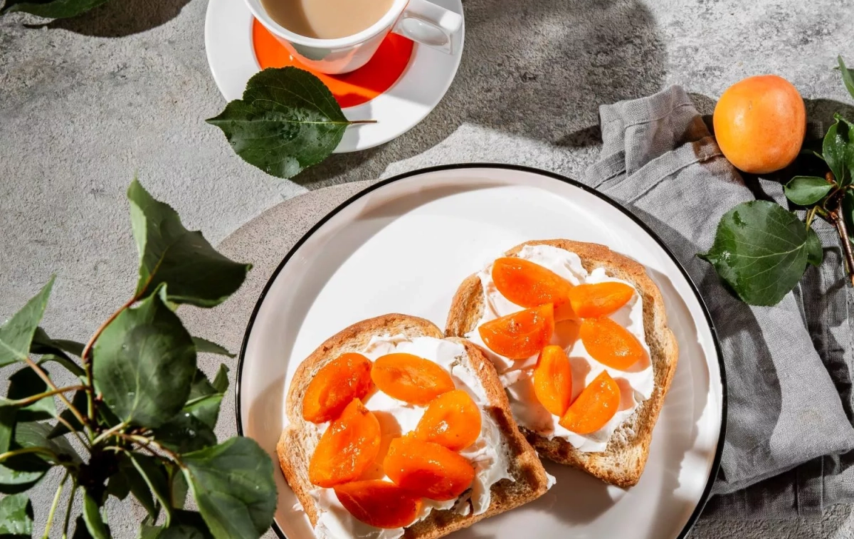 Un café con unas tostadas / FREEPIK