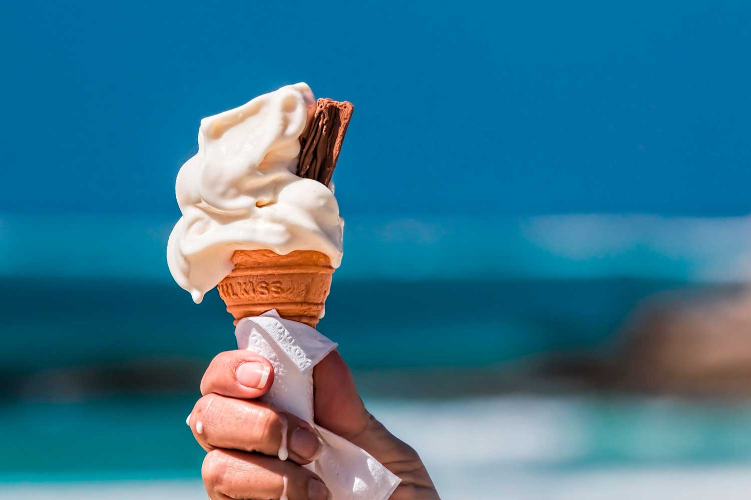 Una persona con un helado en la mano / PIXABAY