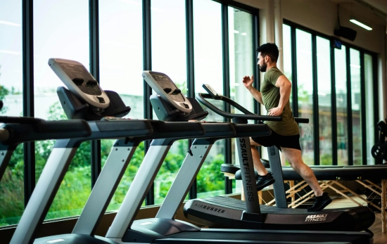 Un hombre haciendo cardio en una cinta/ PEXELS