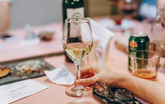 Una copa de vino blanco en la sobremesa/ PEXELS