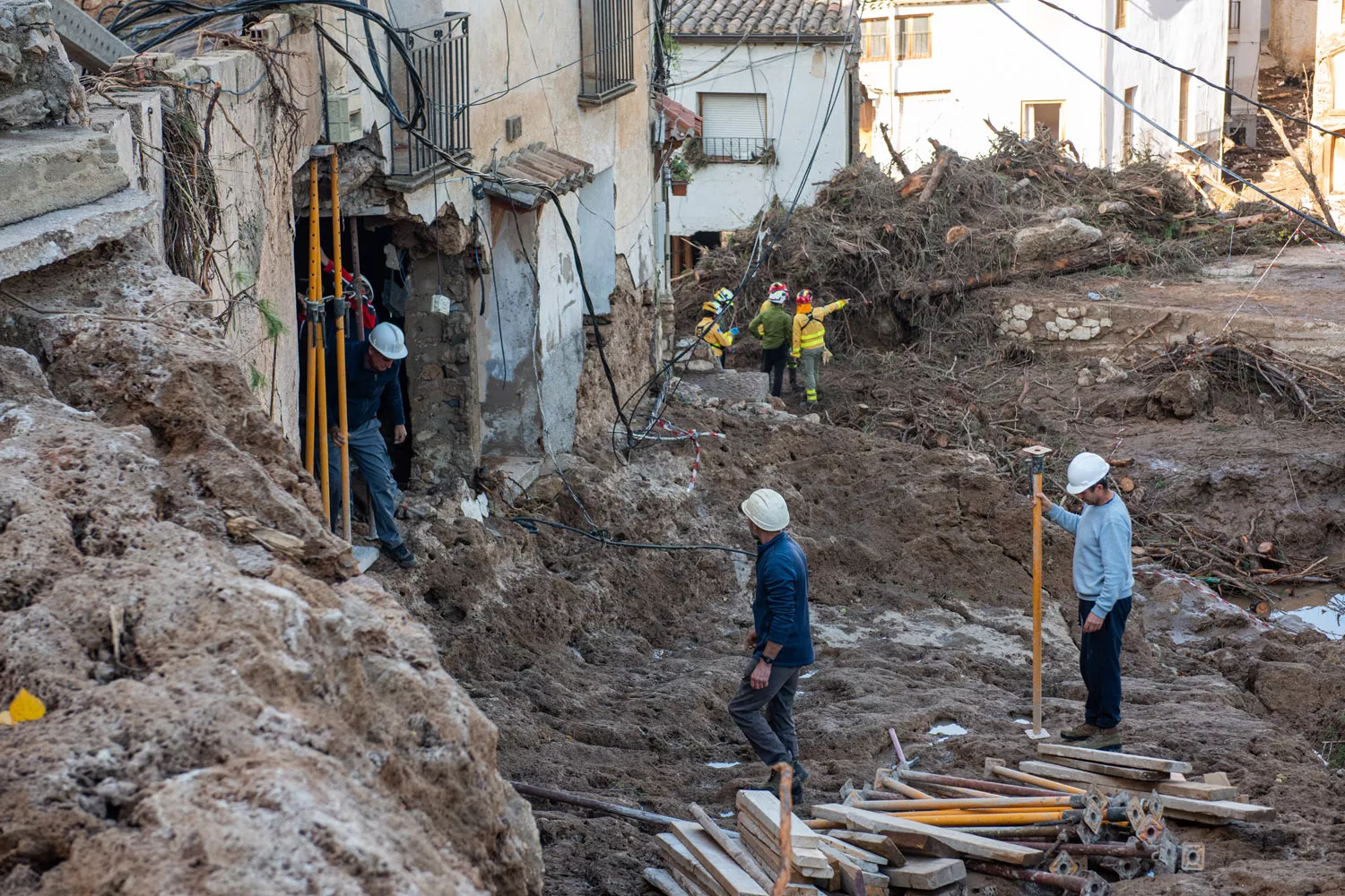 Varios servicios de emergencia trabajando en Letur, Albacete, tras el paso de la DANA / VÍCTOR FERNÁNDEZ - EP