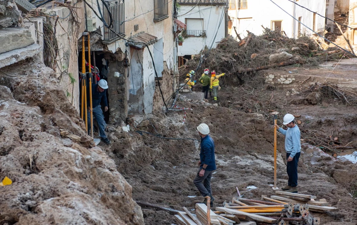 Varios servicios de emergencia trabajando en Letur, Albacete, tras el paso de la DANA / VÍCTOR FERNÁNDEZ - EP