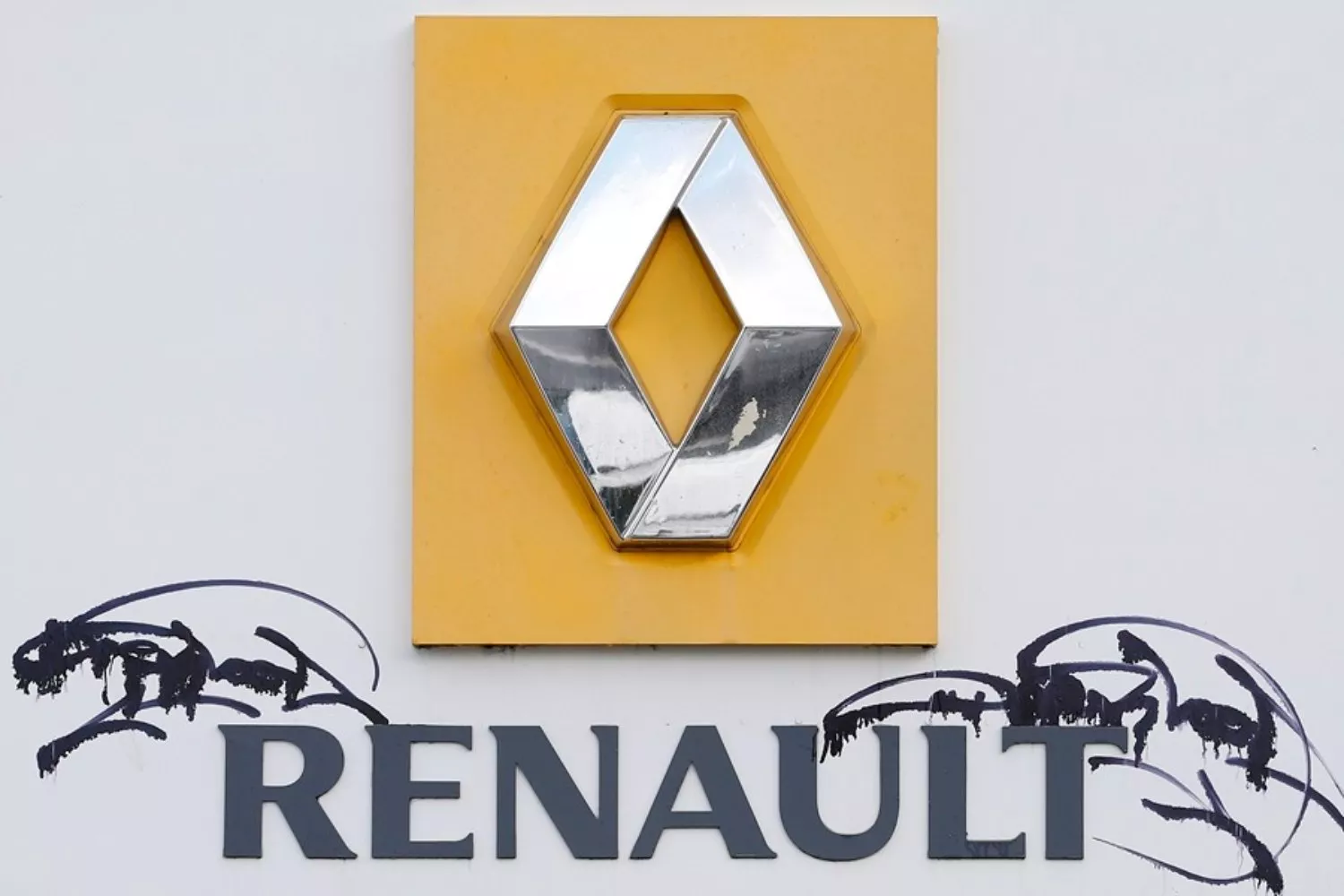 El logotipo de Renault manchado / EFE