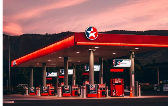 Probablemente que te sientas atraído por el olor a gasolina tenga su explicación en los recuerdos/ PEXELS