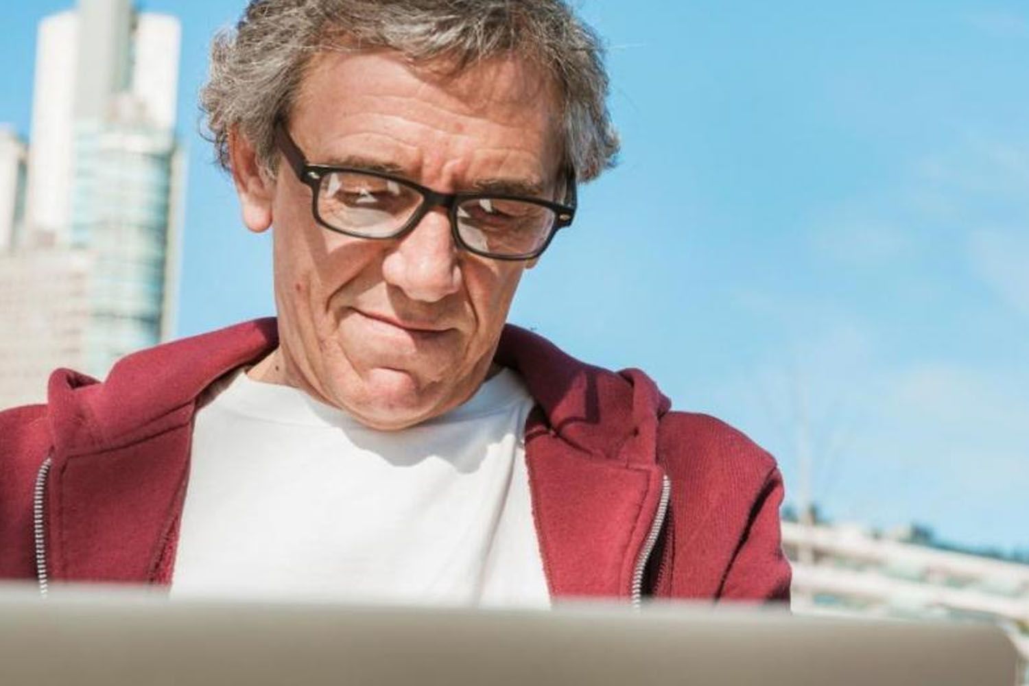 Un hombre con gafas mira la pantalla de su ordenador / FREEPIK