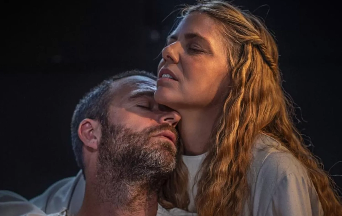 Manuela Velasco y Carles Francino en una escena de la obra 'Don Juan Tenorio', que se representará en el teatro Fernán Gómez / AYUNTAMIENTO