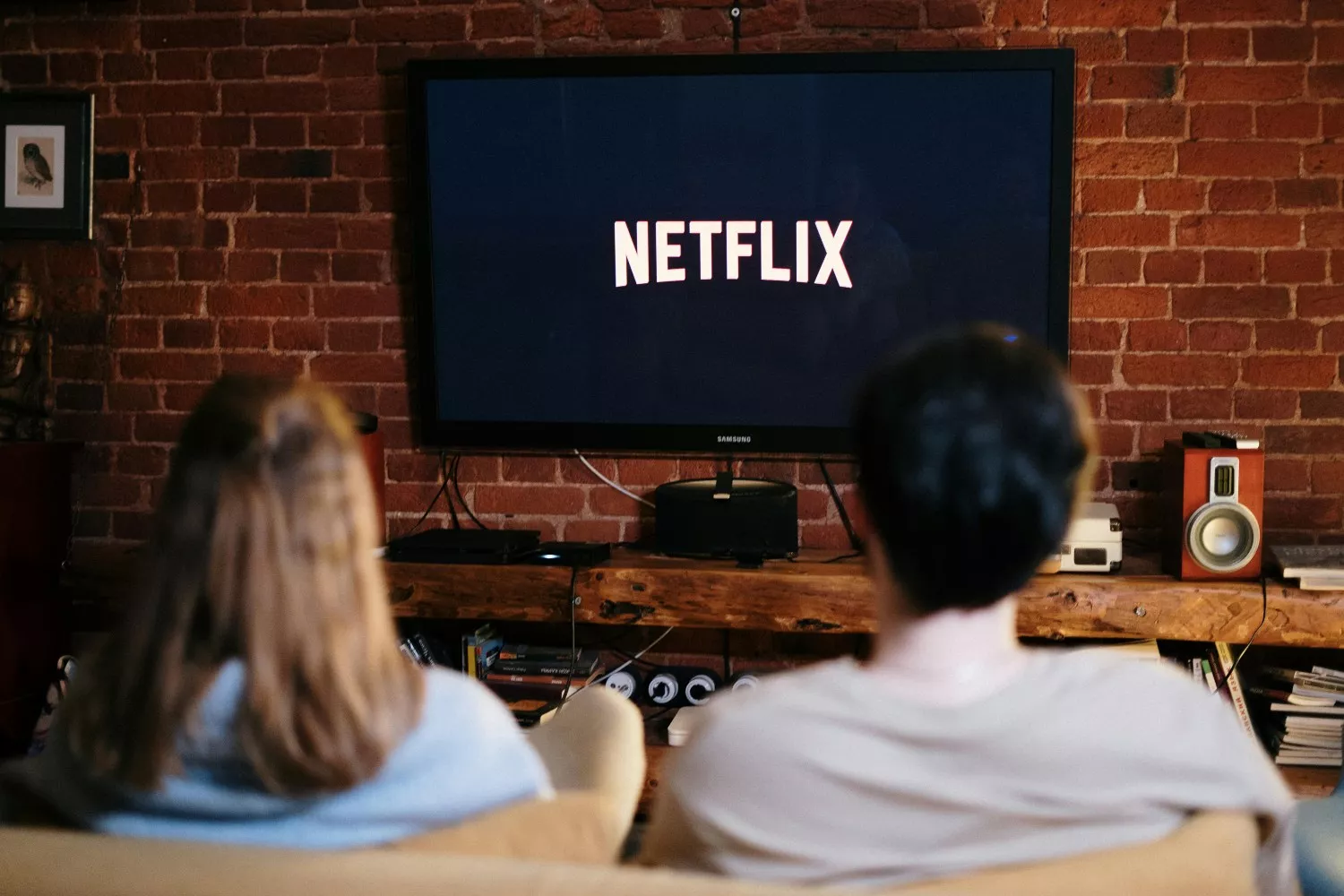 Una pareja ve Netflix / PEXELS