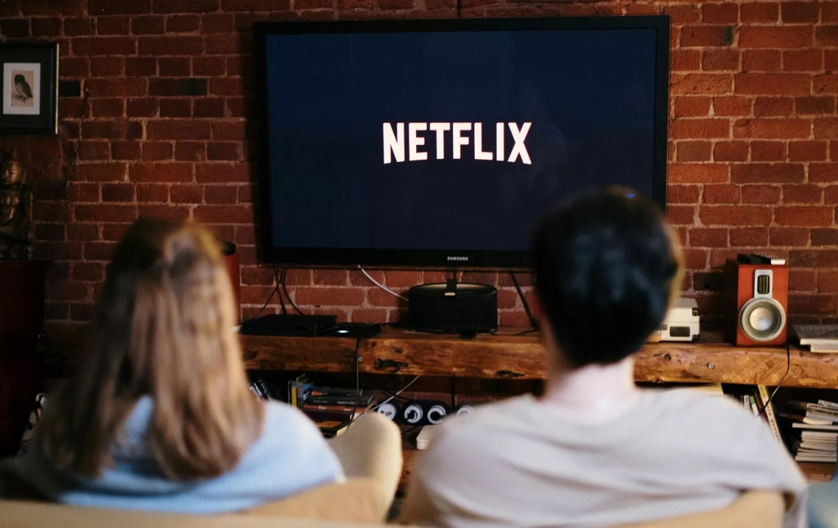 Una pareja ve Netflix / PEXELS