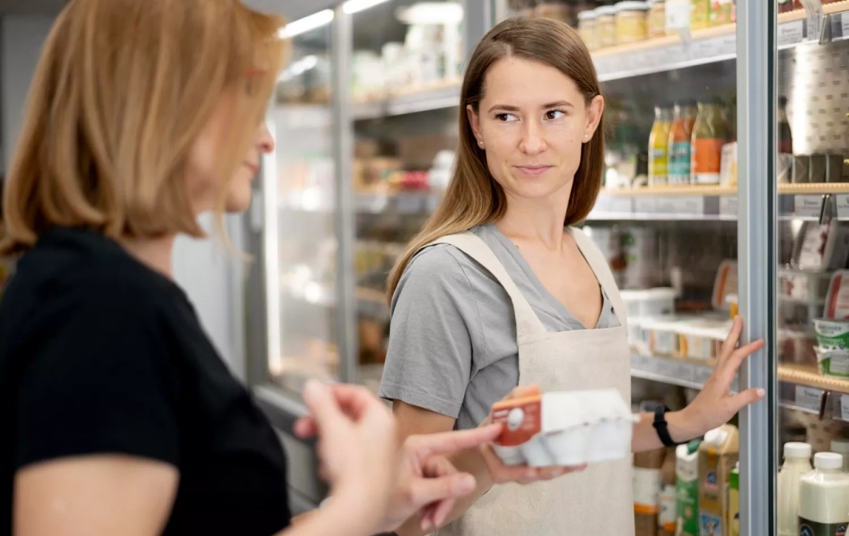 Dos personas en un supermercado / FREEPIK