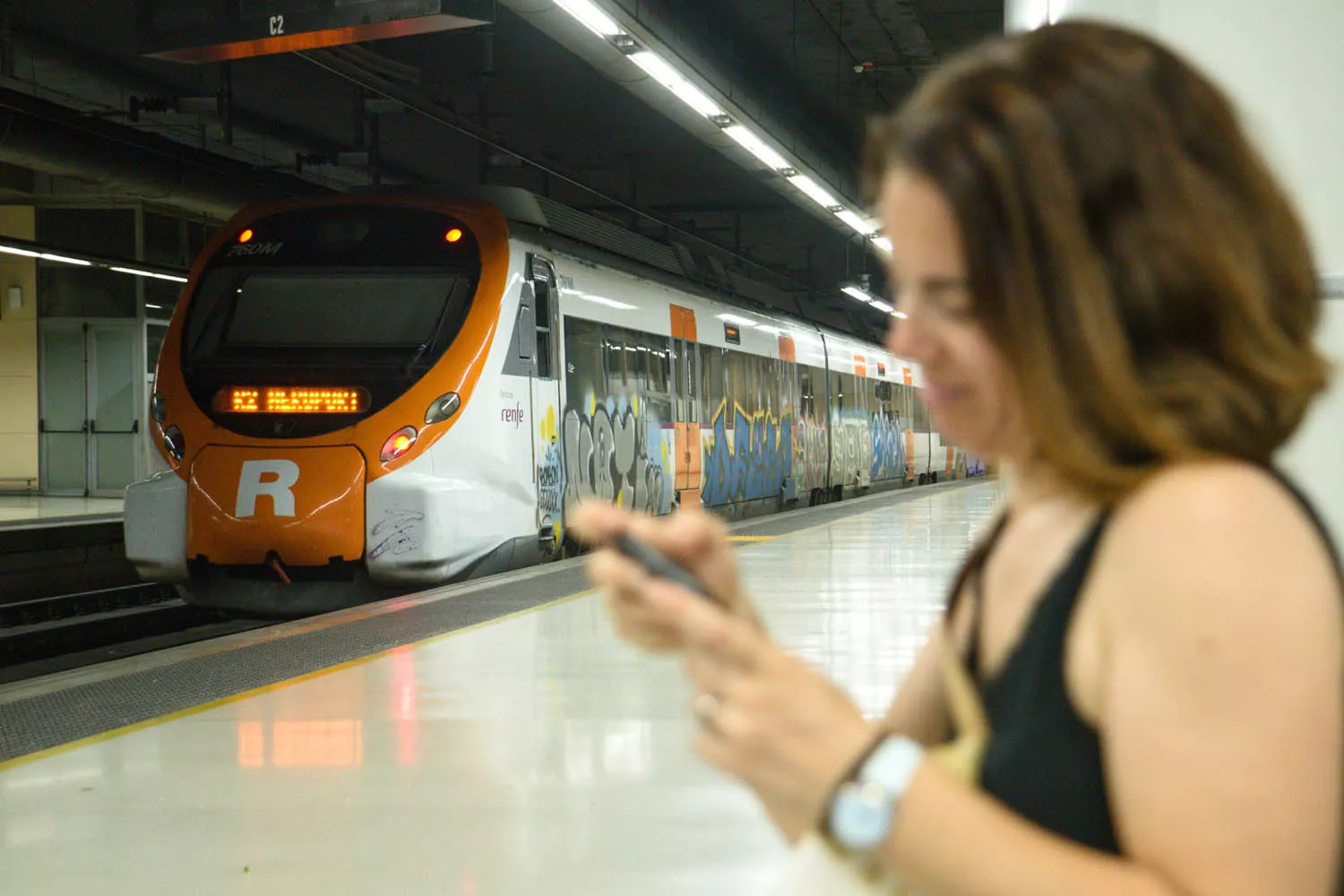 Pasajera en el anden de los trenes de Renfe Rodalies / ALBERTO PAREDES - EP