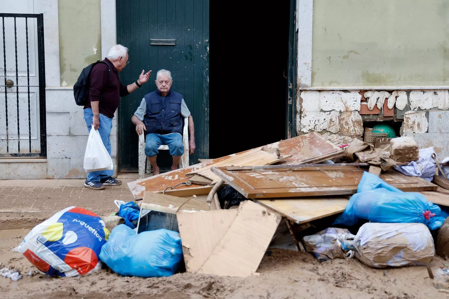 Dos ancianos frente a su casa afectada por la DANA en Valencia / Miguel Ángel Polo - EFE