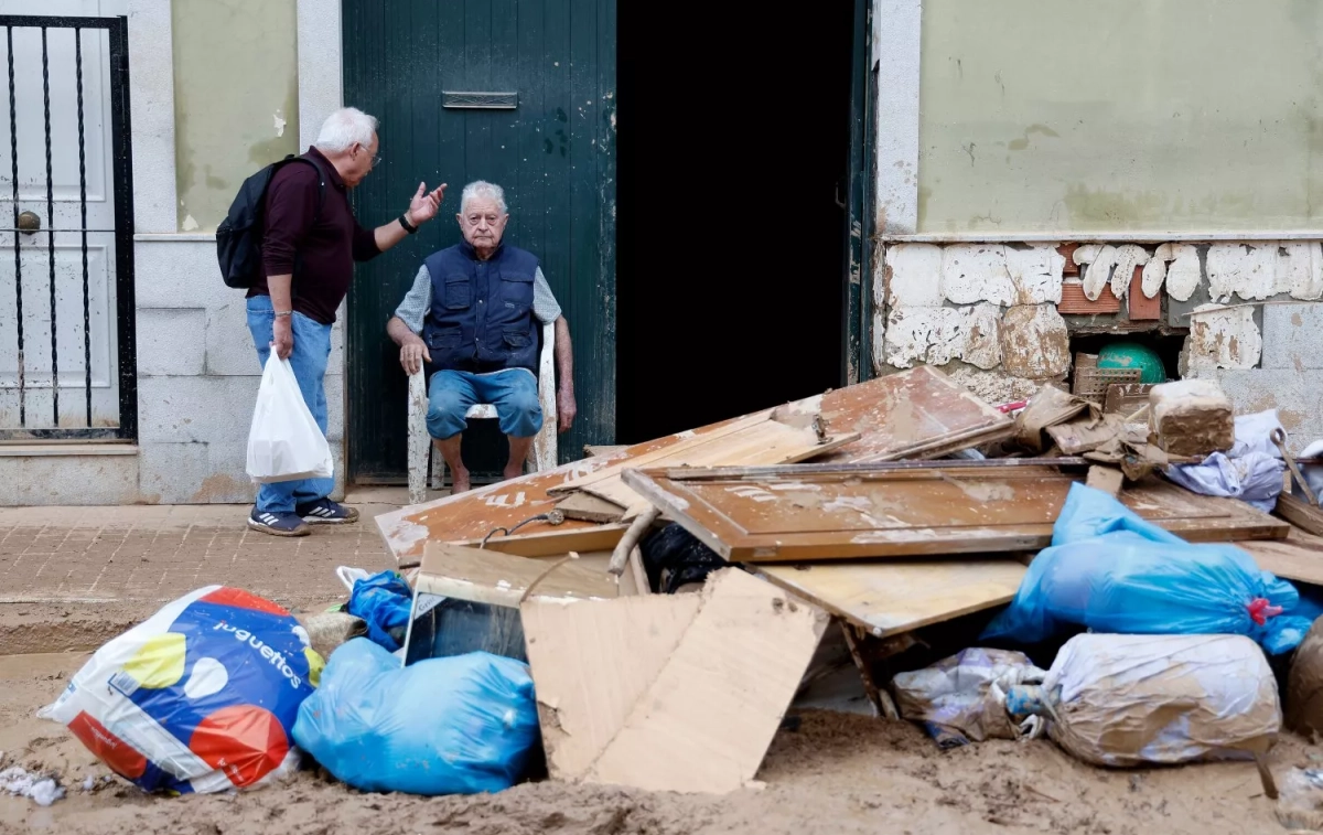 Dos ancianos frente a su casa afectada por la DANA en Valencia / Miguel Ángel Polo - EFE