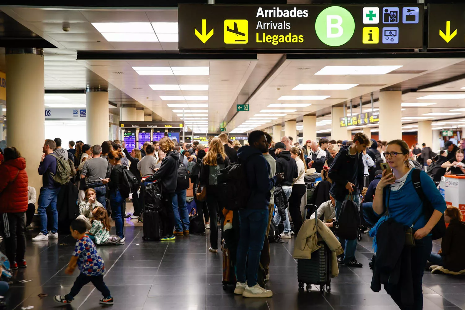 Varias personas en el aeropuerto de Barcelona El Prat a 4 de noviembre de 2024 / KIKE RINCÓN - EP