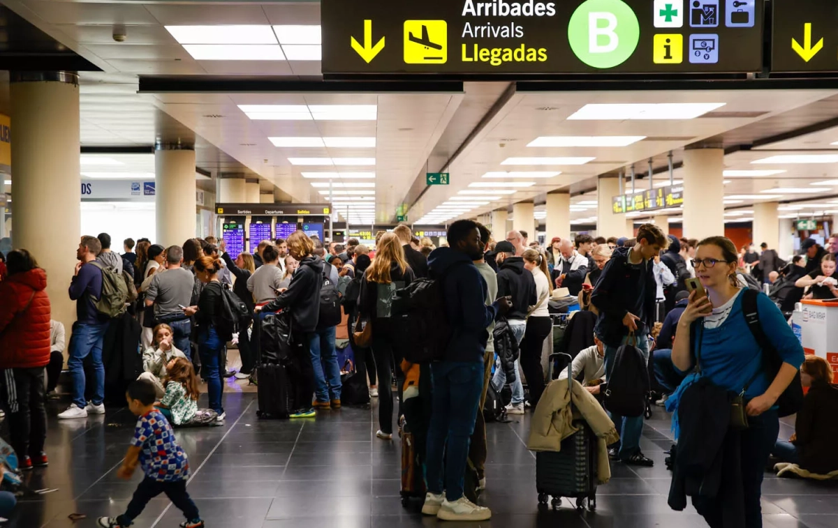 Varias personas en el aeropuerto de Barcelona El Prat a 4 de noviembre de 2024 / KIKE RINCÓN - EP