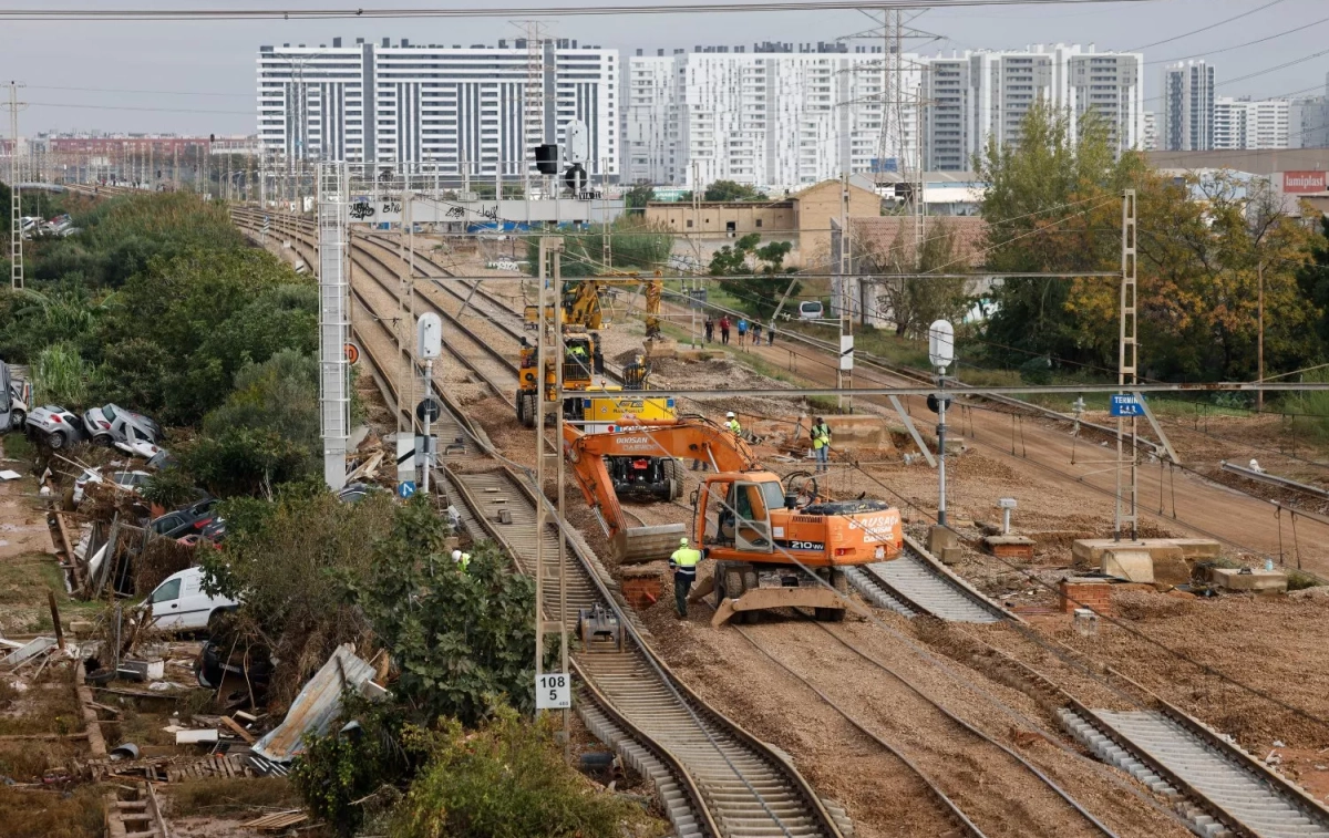 Trabajos en las vías del tren a la altura de Sedaví, Valencia   Ana Escobar   EFE