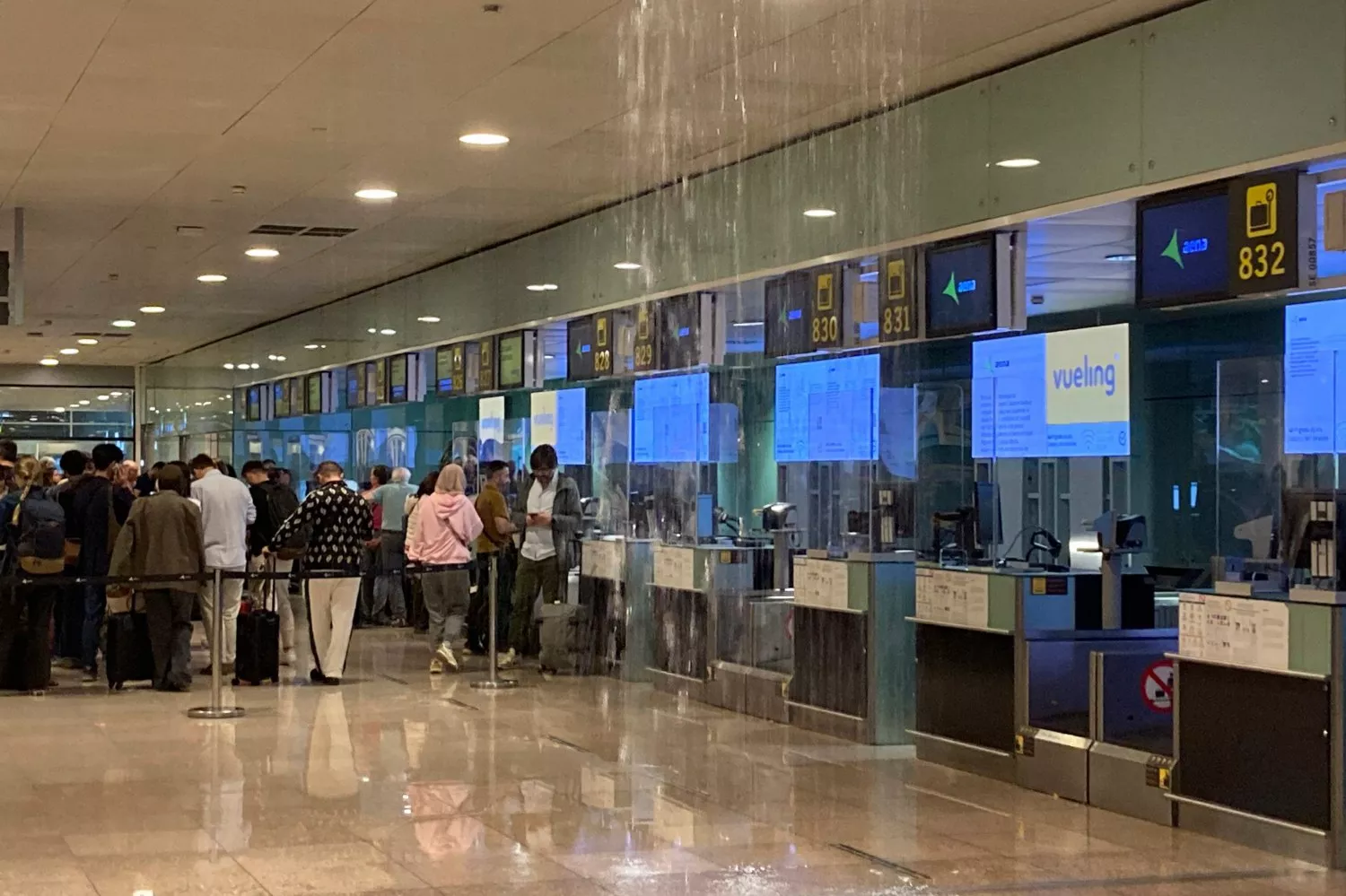 Goteras en el aeropuerto de El Prat, donde ya hay 70 vuelos cancelados / EFE