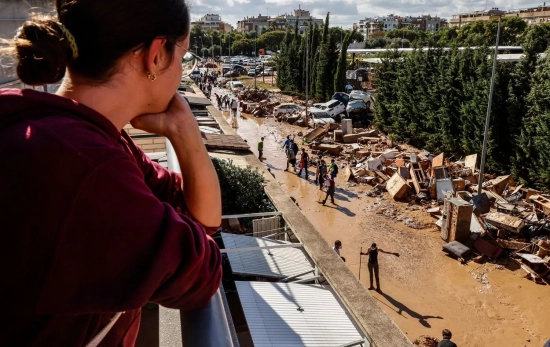 Una persona observa la magnitud del desastre ocurrido en su pueblo ( Valencia) /EuropaPress