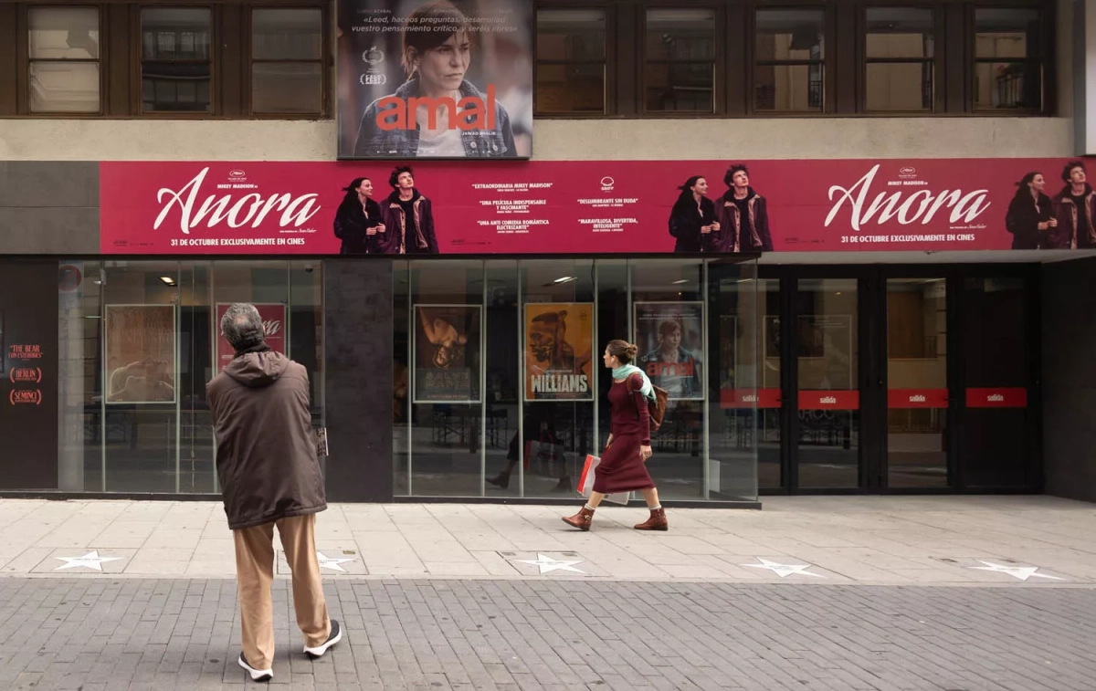 Varias personas frente a los Cines Golem, en Madrid / EDUARDO PARRA - EP