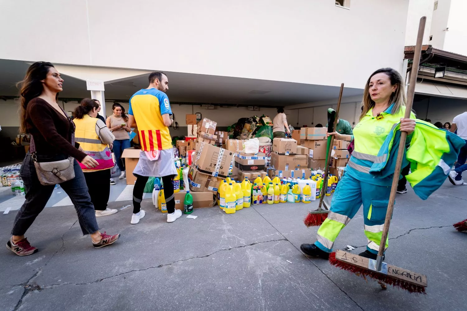 Diferentes voluntarios organizan la recogida de alimentos y donaciones / EUROPA PRESS - A. Pérez Meca