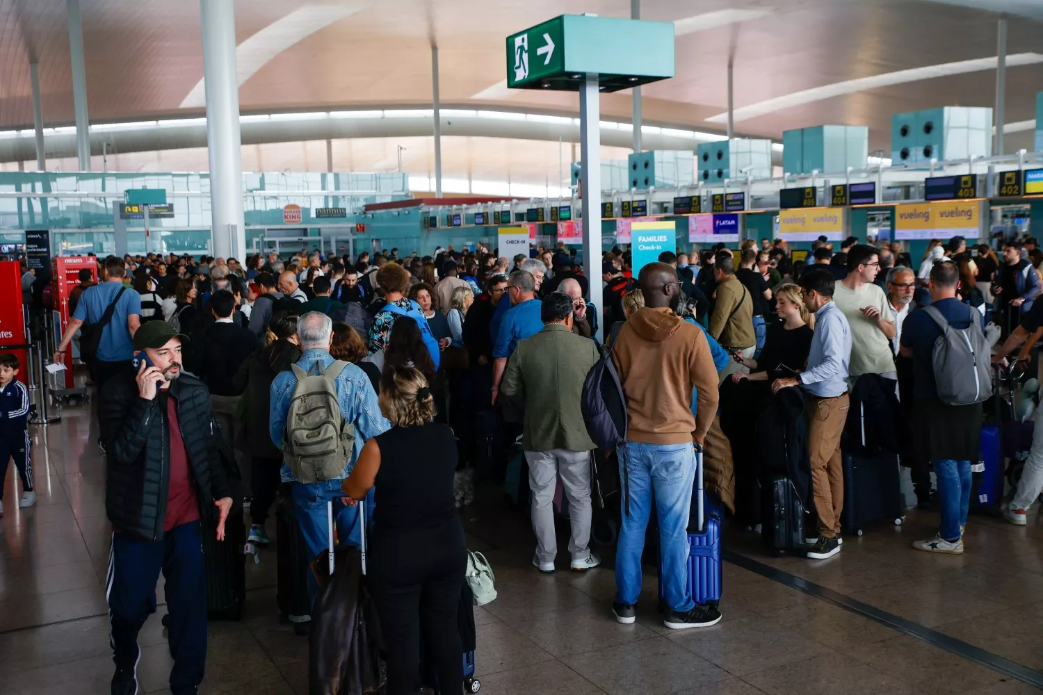 Decenas de personas en el aeropuerto de Barcelona El Prat, a 4 de noviembre de 2024 / Kike Rincón - EP  