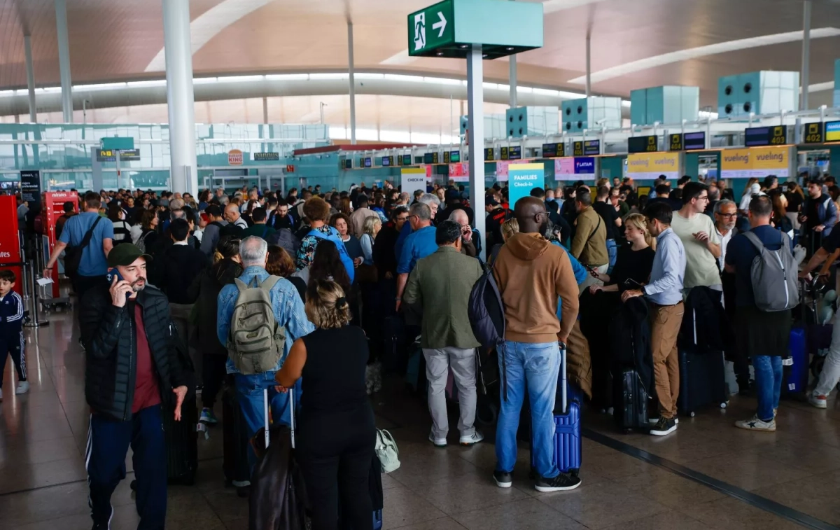 Decenas de personas en el aeropuerto de Barcelona El Prat, a 4 de noviembre de 2024 / Kike Rincón - EP  