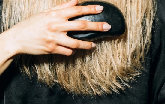 Cómo aplicar Anti Frizz para un resultado perfecto/ PEXELS