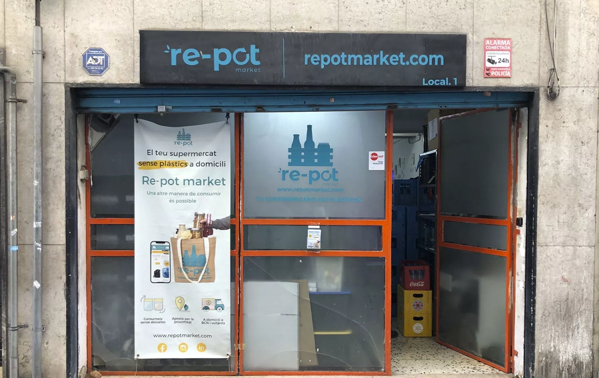 La fachada de Re-pot market, el supermercado sin plásticos de Barcelona / TEO CAMINO