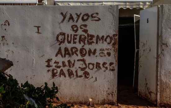 Letrero dedicado a dos víctimas mortales por la Dana/ EuropaPress