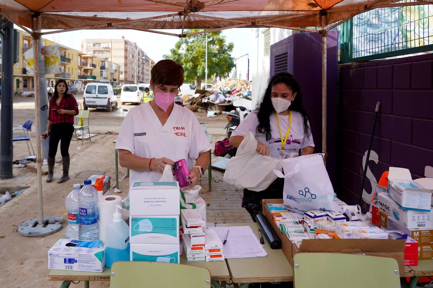 Voluntarios organizan cajas de medicamentos en un municipio valenciano / EDUARDO MANZANA - EUROPA PRESS