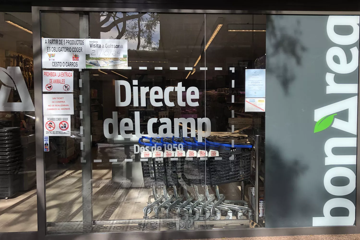 La entrada de un supermercado BonÀrea con prohibiciones absurdas / TEO CAMINO