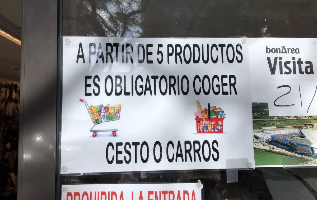 El letrero en el que se obliga a los clientes de BonÀrea a coger un carrito si van a comprar más de cinco productos / TC