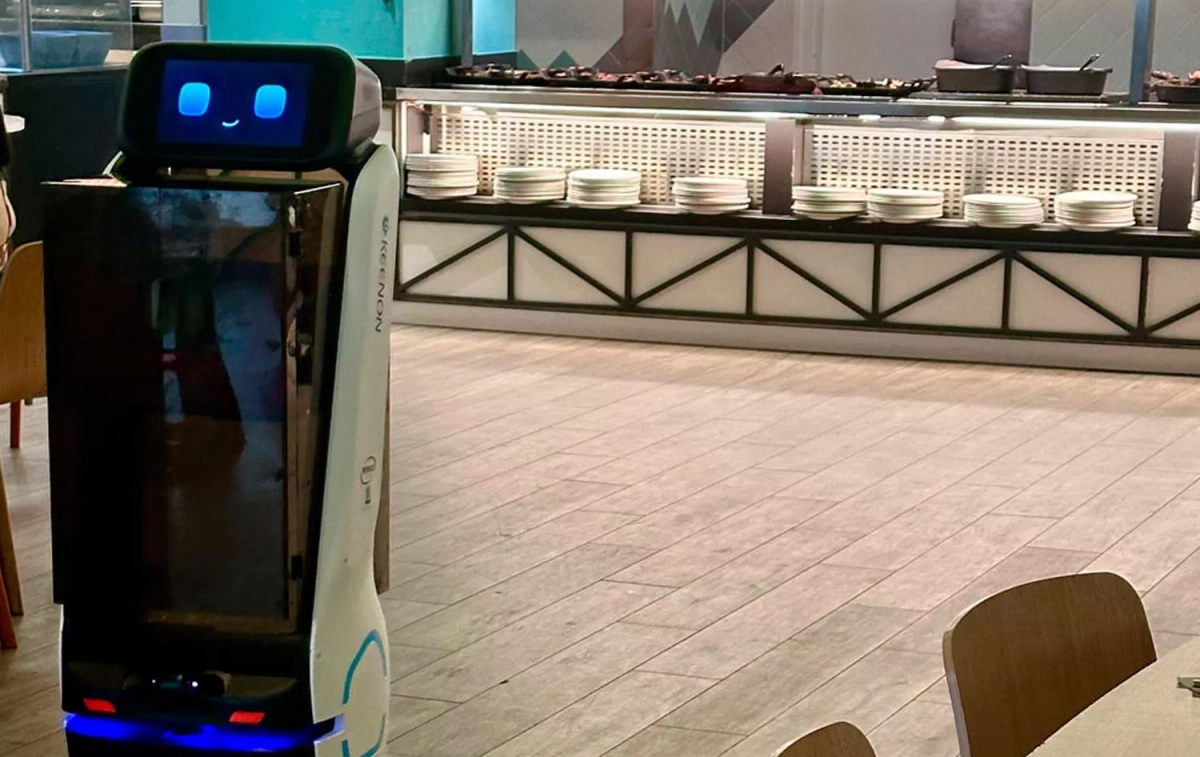 El robot camarero que sirve los desayunos en un hotel de Meliá en Magaluf / MELIÁ